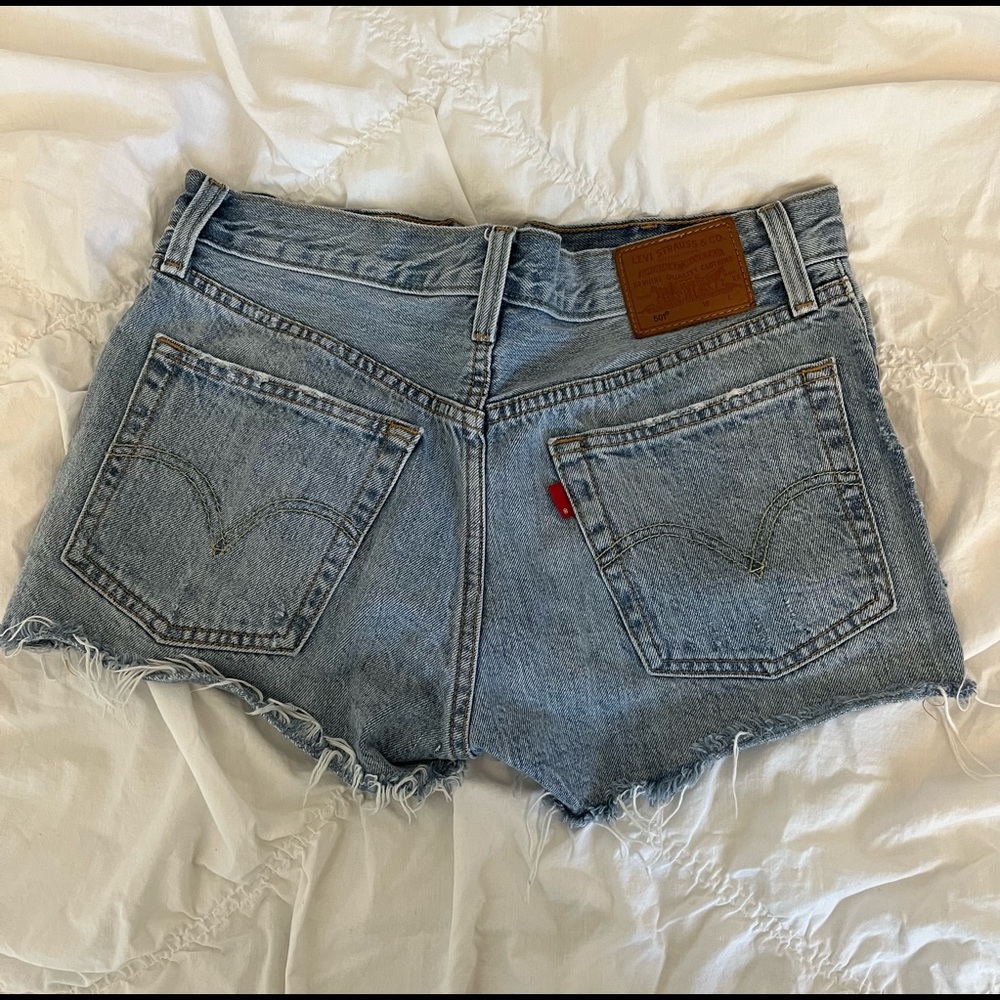 Levi’s jean shorts ✨